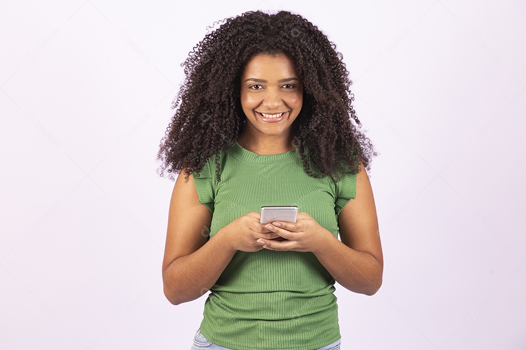 Linda mulher jovem usando seu celular sobre fundo isolado