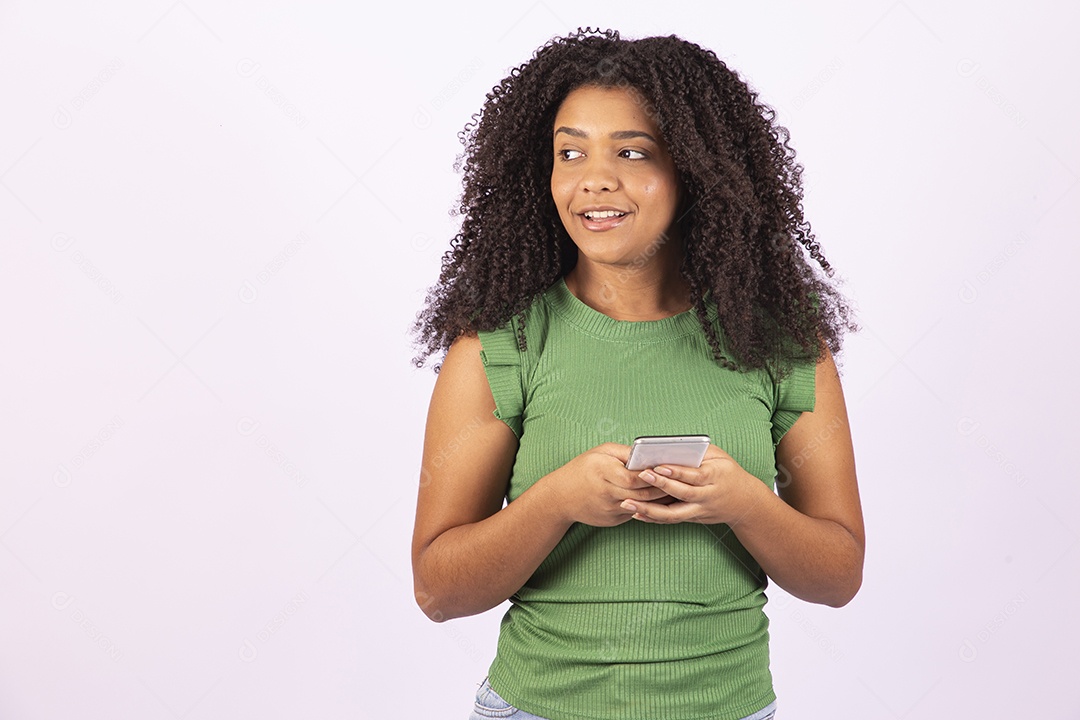 Linda mulher jovem usando seu celular sobre fundo isolado