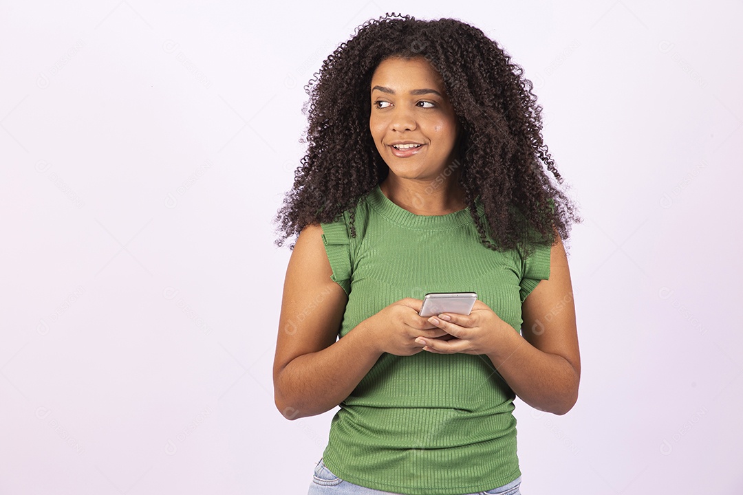 Linda mulher jovem usando seu celular sobre fundo isolado