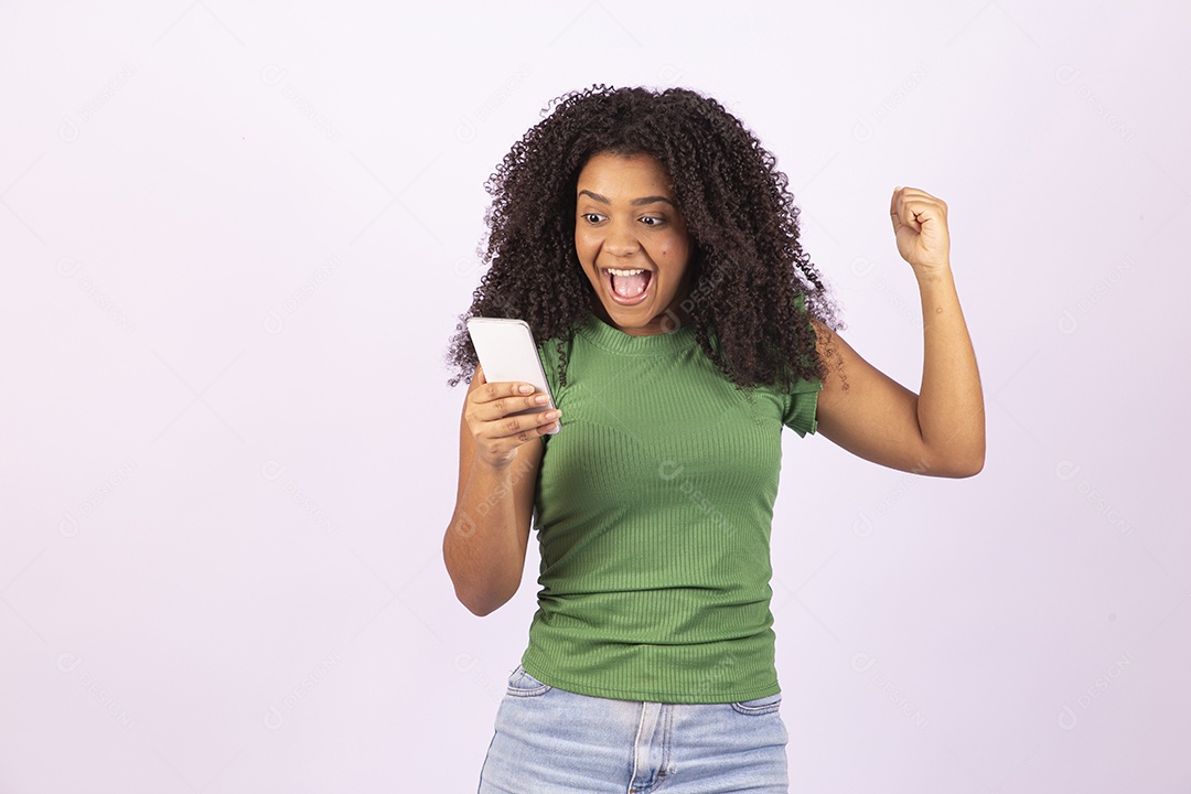 Linda mulher jovem usando seu celular sobre fundo isolado