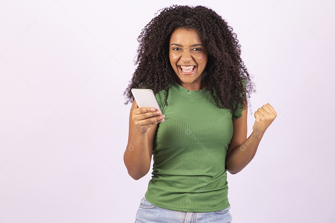 Linda mulher jovem usando seu celular sobre fundo isolado