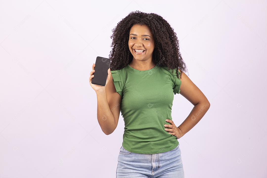 Linda mulher jovem usando seu celular sobre fundo isolado