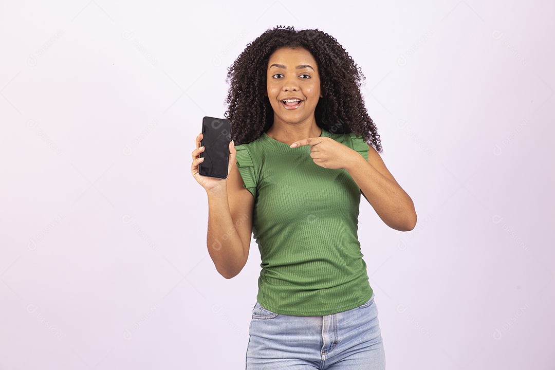 Linda mulher jovem usando seu celular sobre fundo isolado