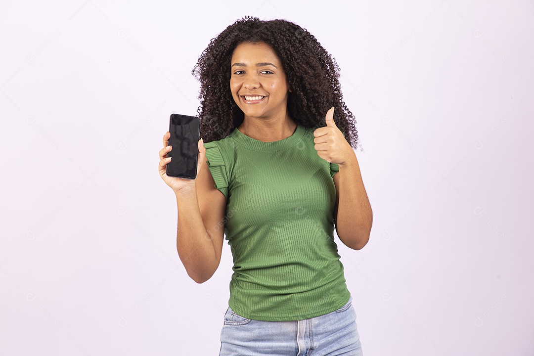 Linda mulher jovem usando seu celular sobre fundo isolado