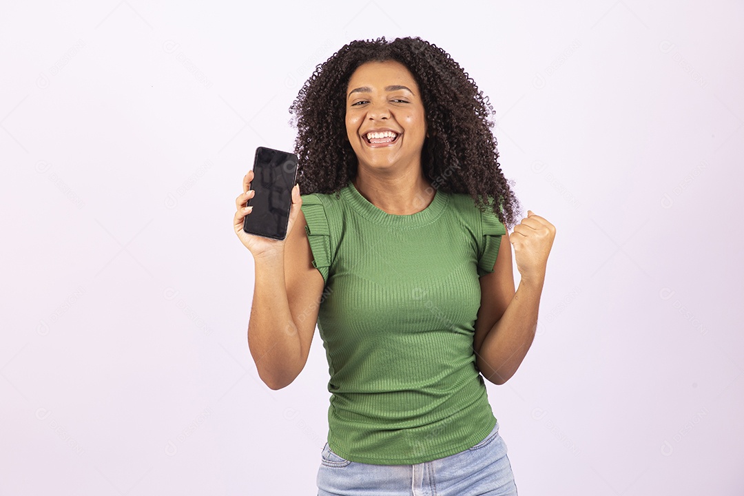 Linda mulher jovem usando seu celular sobre fundo isolado