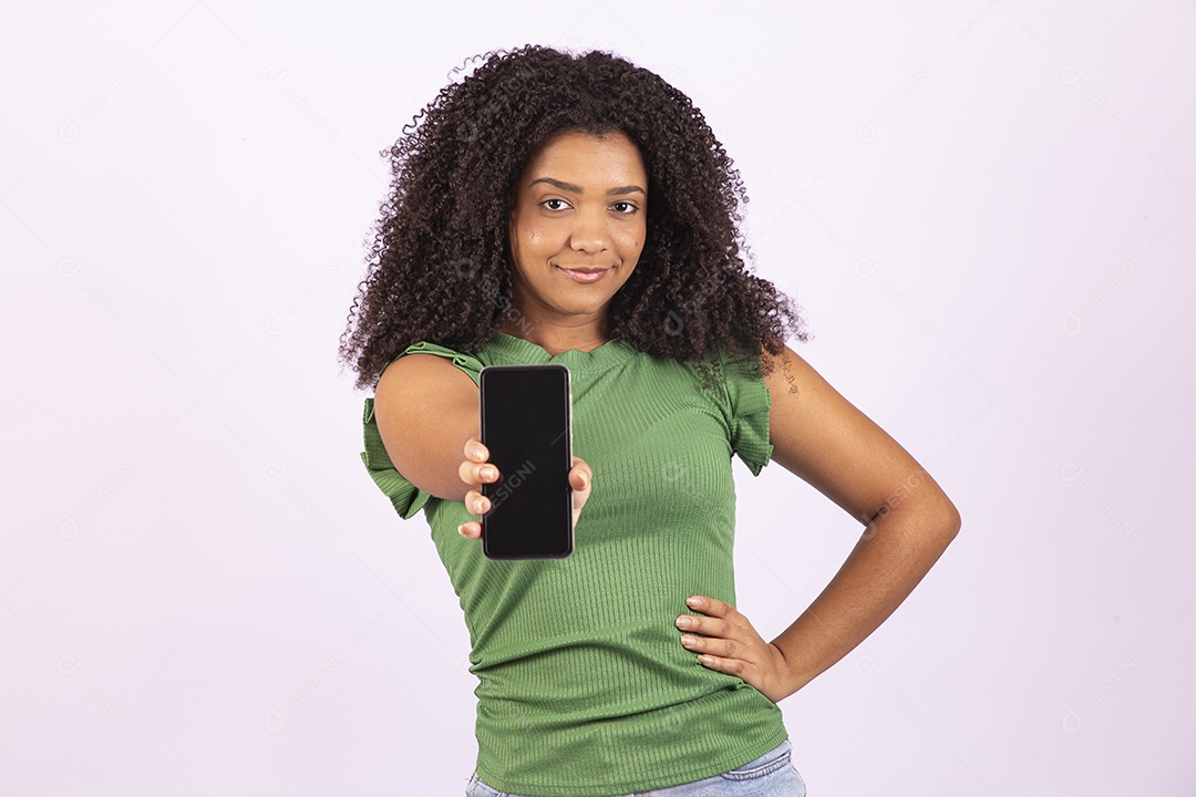 Linda mulher jovem usando seu celular sobre fundo isolado