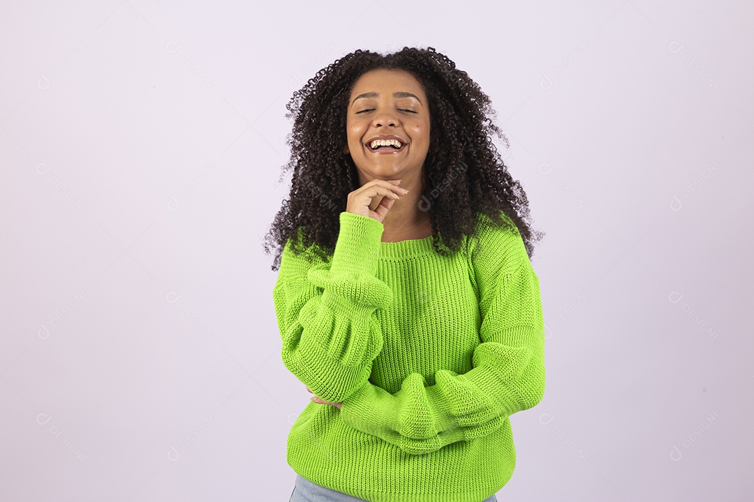 Linda mulher jovem usando seu notebook sobre fundo isolado