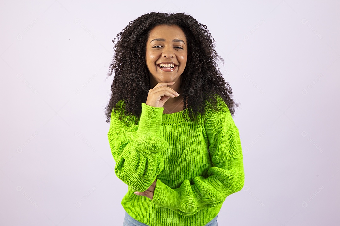 Linda mulher jovem usando seu notebook sobre fundo isolado