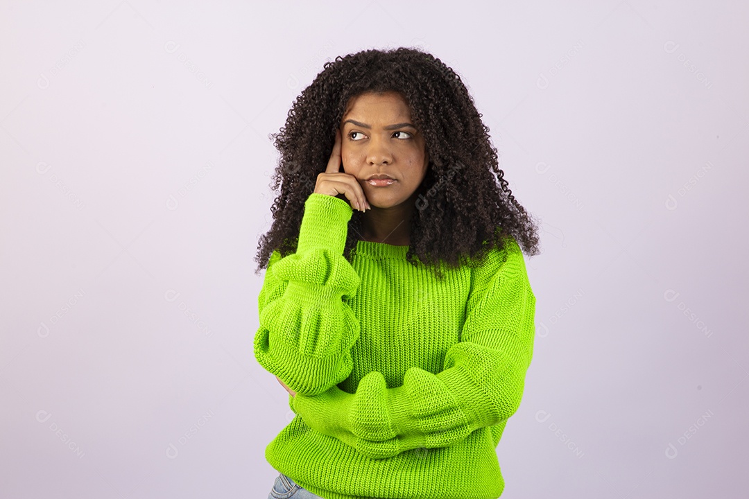 Linda mulher jovem usando seu notebook sobre fundo isolado