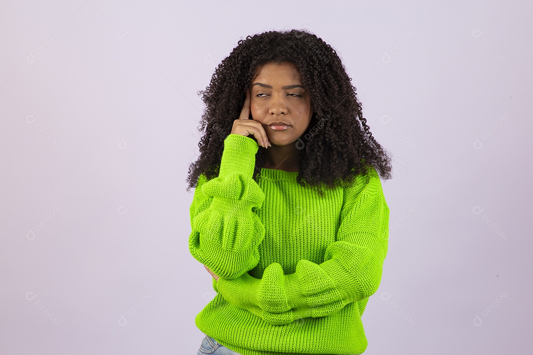 Linda mulher jovem usando seu notebook sobre fundo isolado