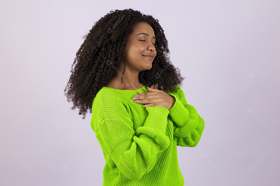 Linda mulher jovem usando seu notebook sobre fundo isolado