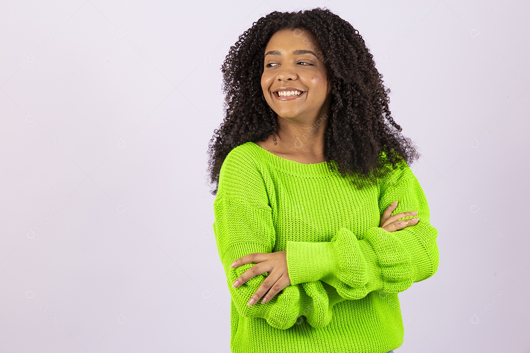 Linda mulher jovem usando seu notebook sobre fundo isolado