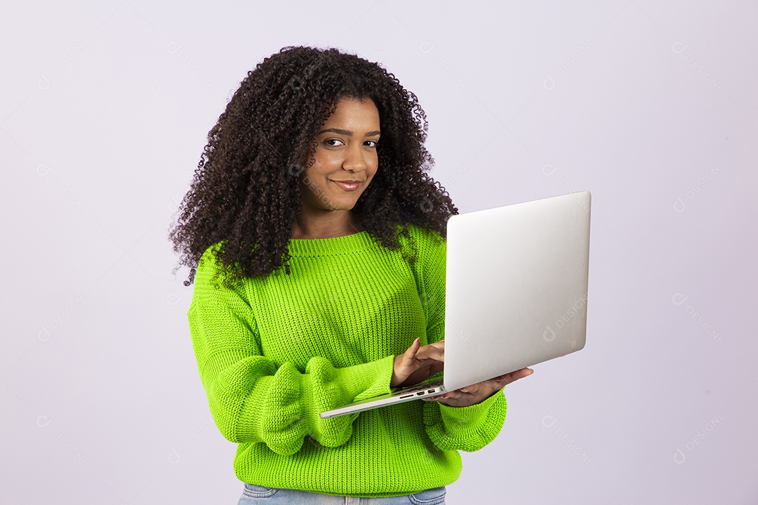Linda mulher jovem usando seu notebook sobre fundo isolado