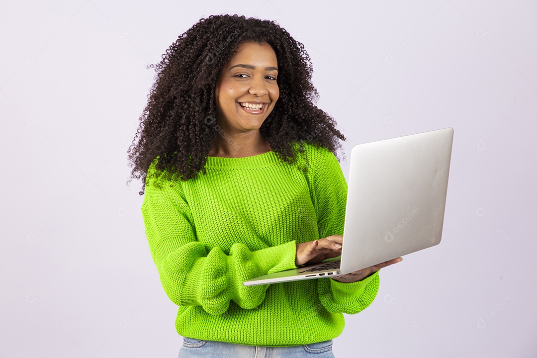 Linda mulher jovem usando seu notebook sobre fundo isolado