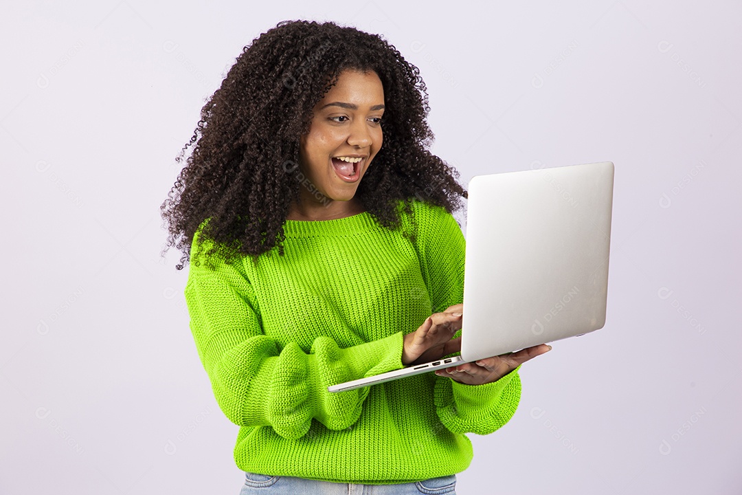 Linda mulher jovem usando seu notebook sobre fundo isolado