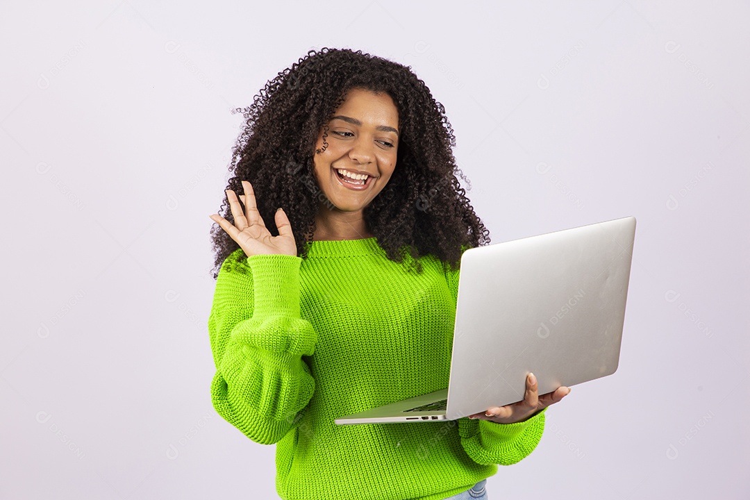 Linda mulher jovem usando seu notebook sobre fundo isolado