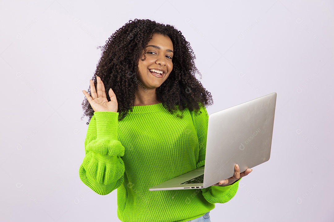 Linda mulher jovem usando seu notebook sobre fundo isolado