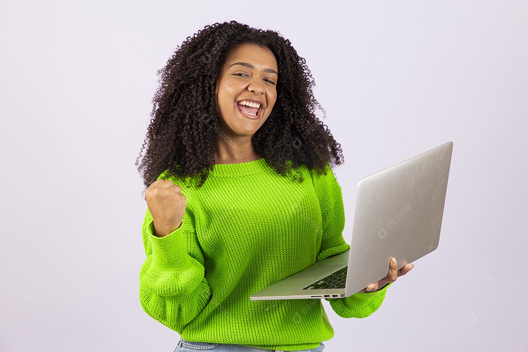 Linda mulher jovem usando seu notebook sobre fundo isolado