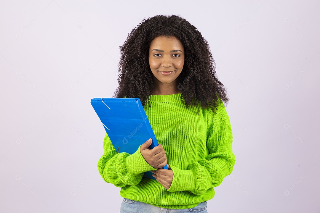 Linda mulher jovem estudante sobre fundo isolado