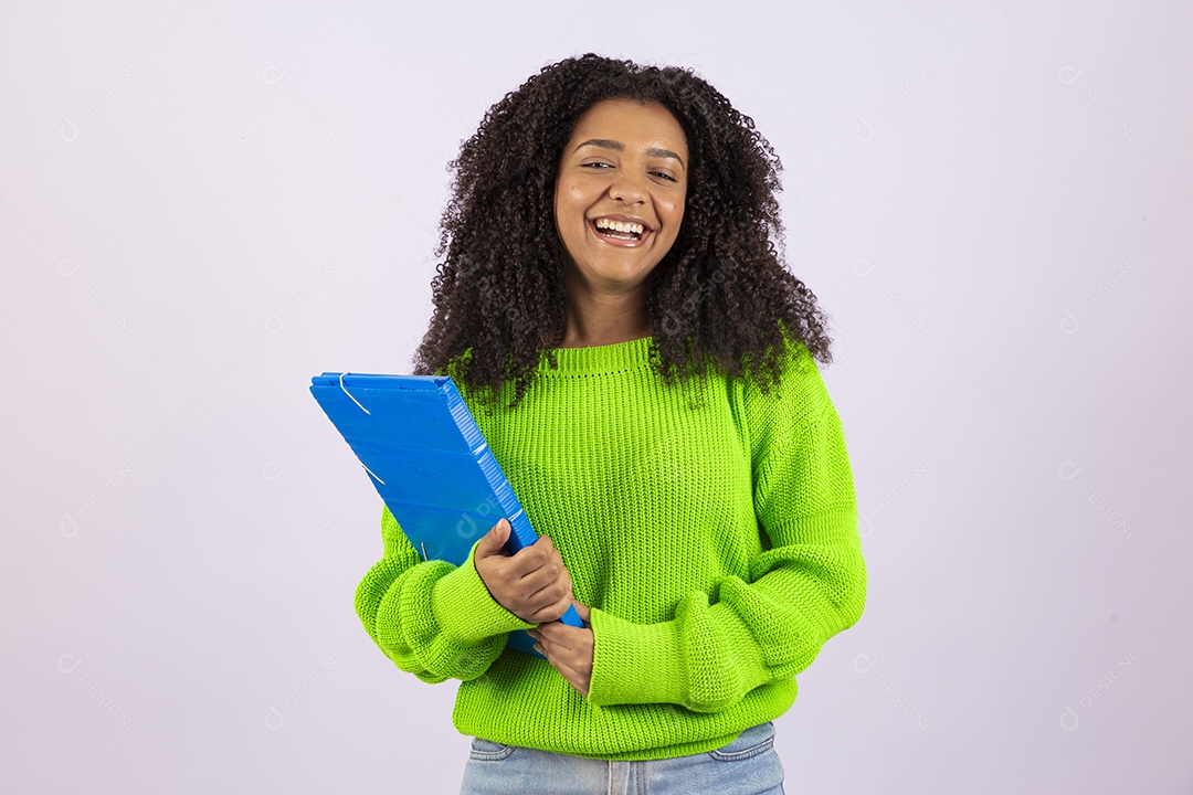 Linda mulher jovem estudante sobre fundo isolado