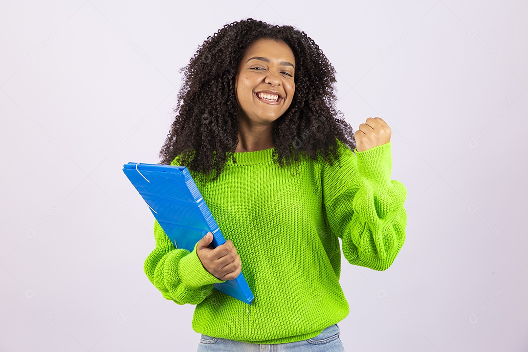 Linda mulher jovem estudante sobre fundo isolado