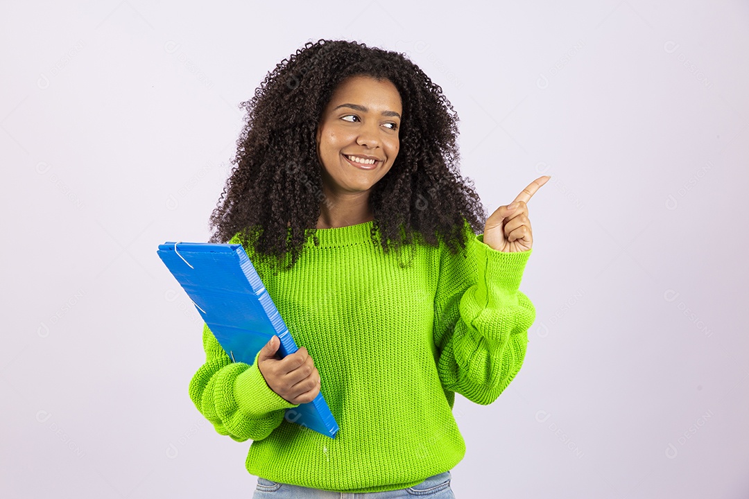 Linda mulher jovem estudante sobre fundo isolado