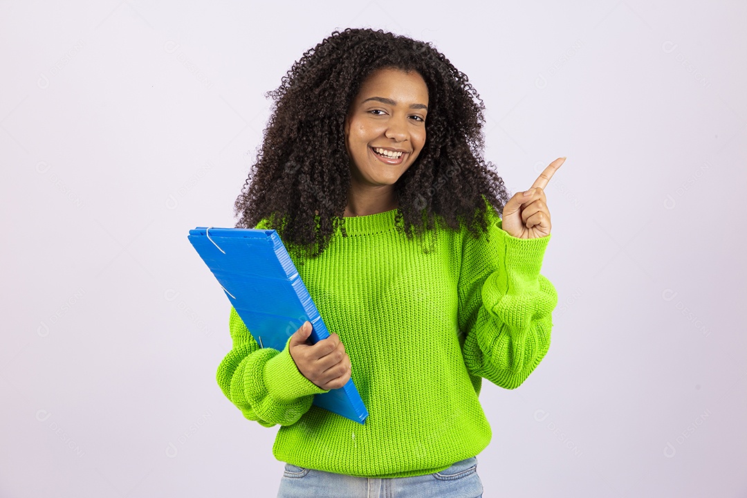 Linda mulher jovem estudante sobre fundo isolado