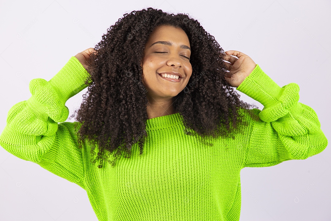 Linda mulher jovem sobre fundo isolado