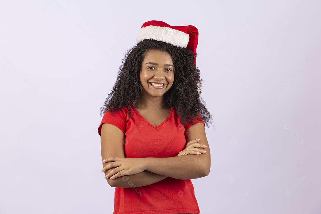 Linda mulher jovem usando fantasia de papai noel sobre fundo isolado