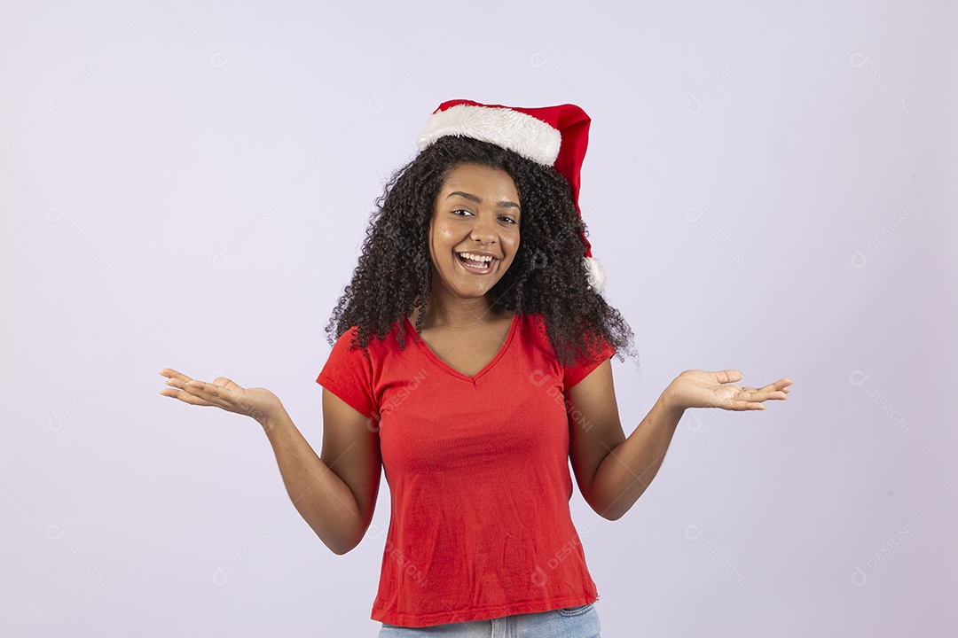 Linda mulher jovem usando fantasia de papai noel sobre fundo isolado