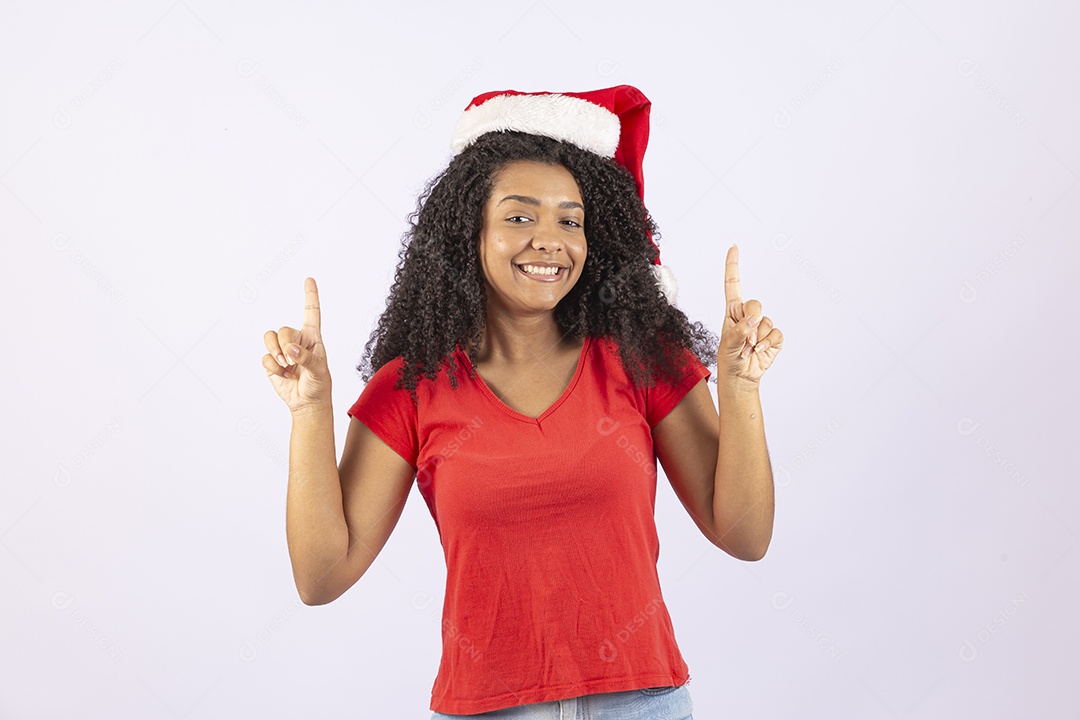 Linda mulher jovem usando fantasia de papai noel sobre fundo isolado