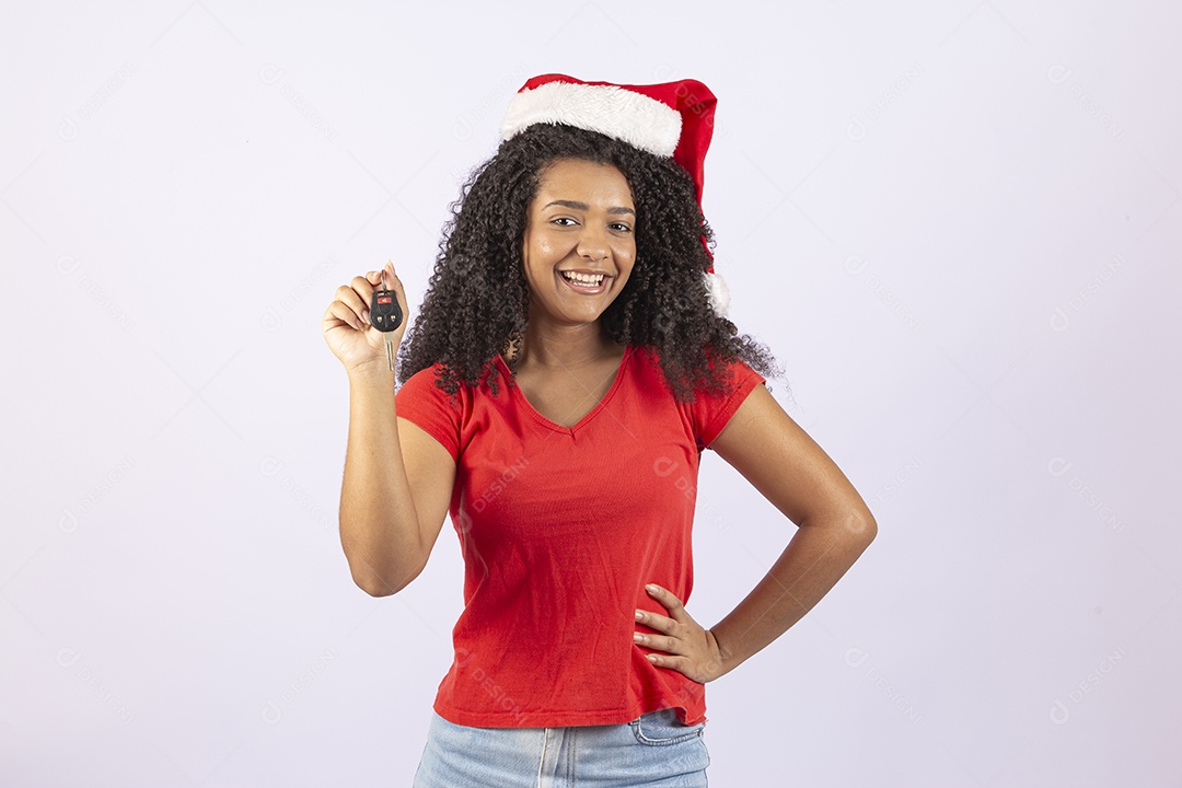 Linda mulher jovem usando fantasia de papai noel sobre fundo isolado