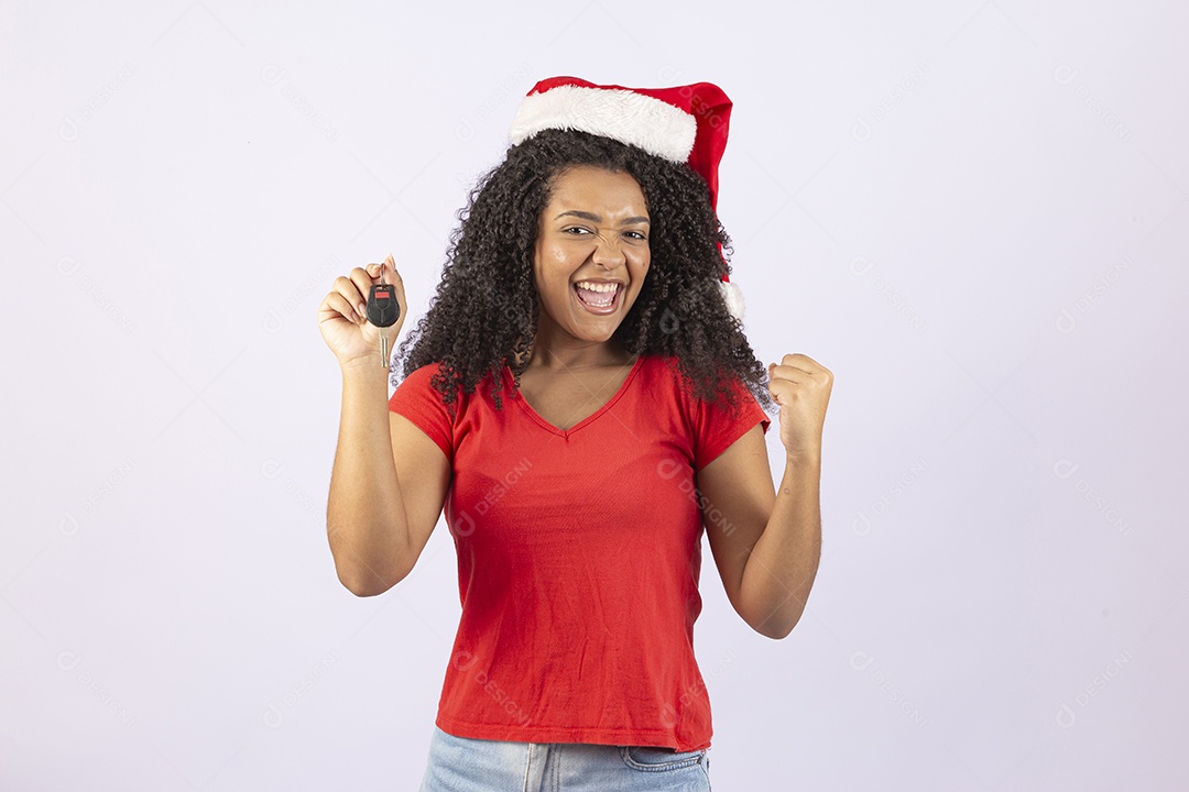 Linda mulher jovem usando fantasia de papai noel sobre fundo isolado