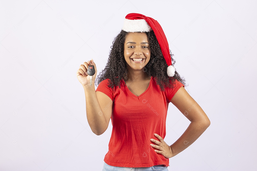 Linda mulher jovem usando fantasia de papai noel sobre fundo isolado