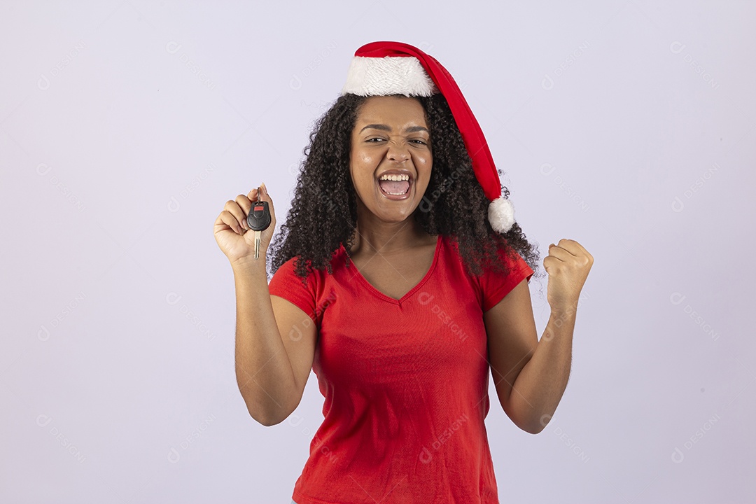 Linda mulher jovem usando fantasia de papai noel sobre fundo isolado