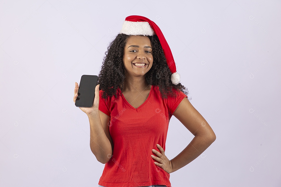 Linda mulher jovem usando fantasia de papai noel sobre fundo isolado