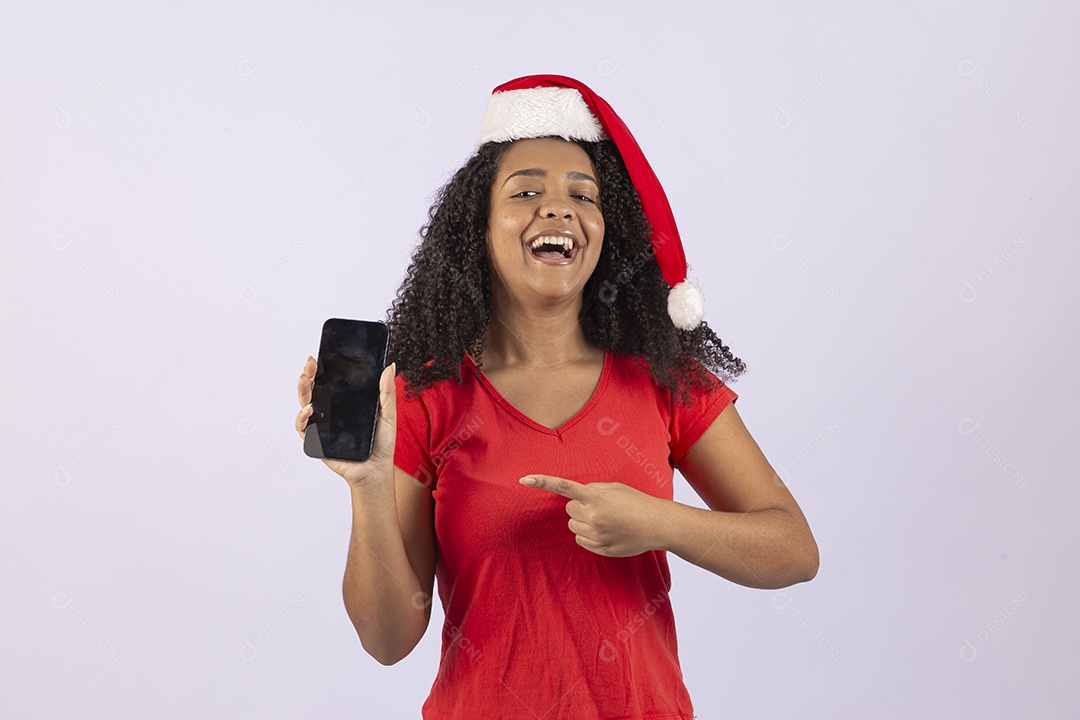 Linda mulher jovem usando fantasia de papai noel sobre fundo isolado