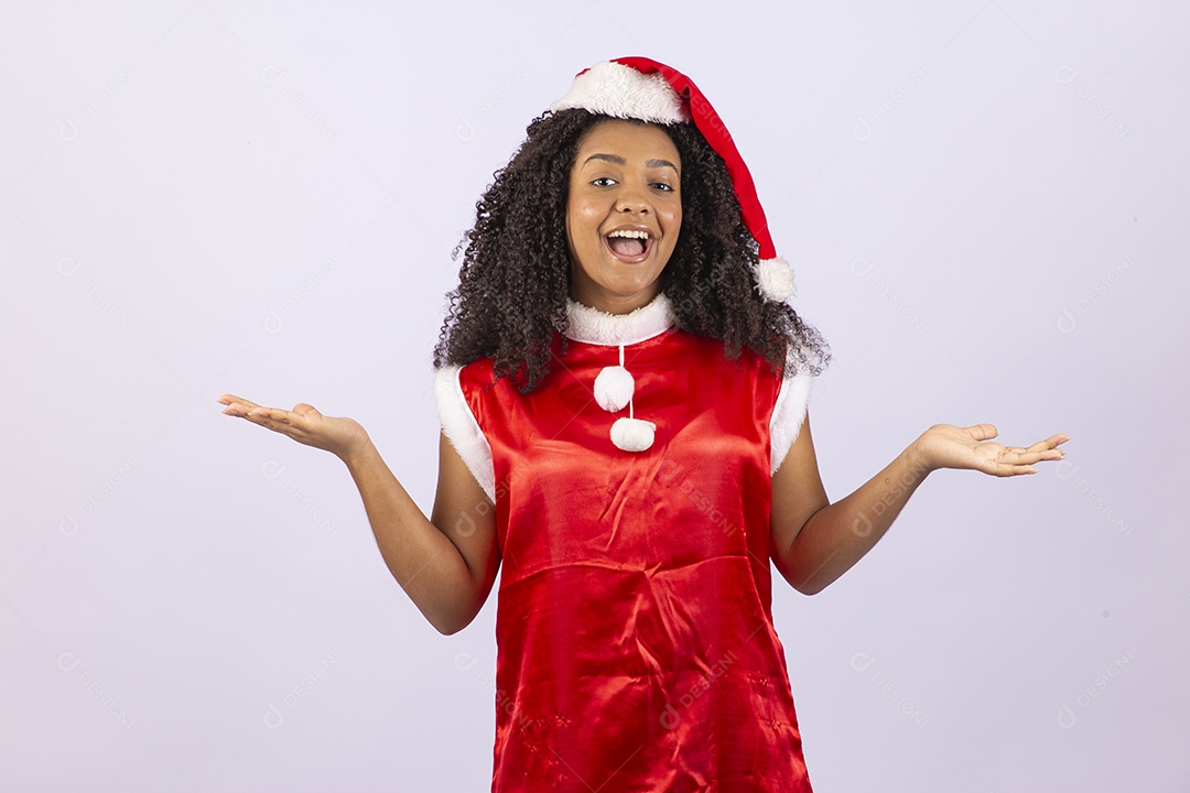 Linda mulher jovem usando fantasia de papai noel sobre fundo isolado