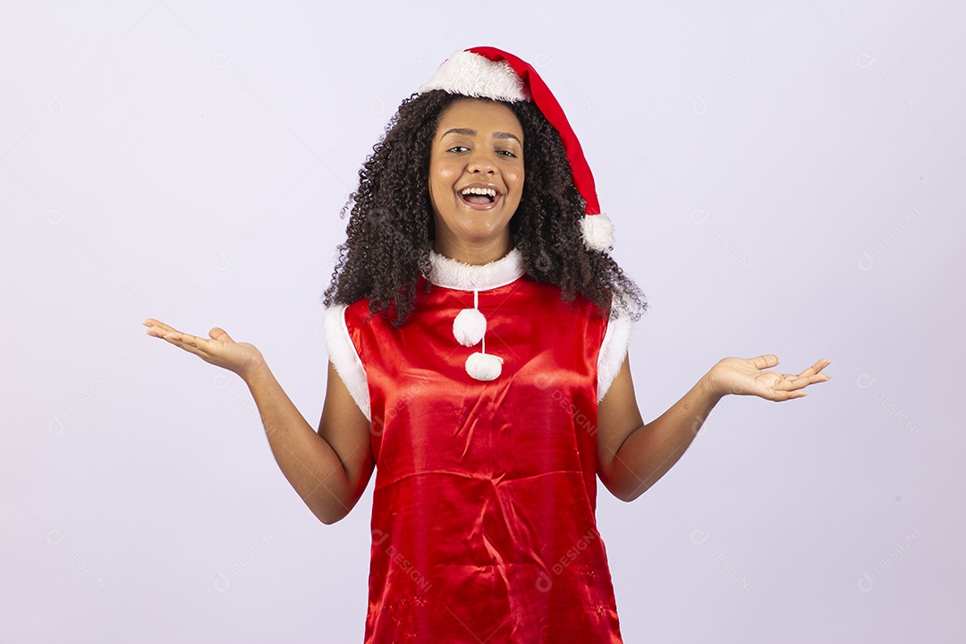 Linda mulher jovem usando fantasia de papai noel sobre fundo isolado