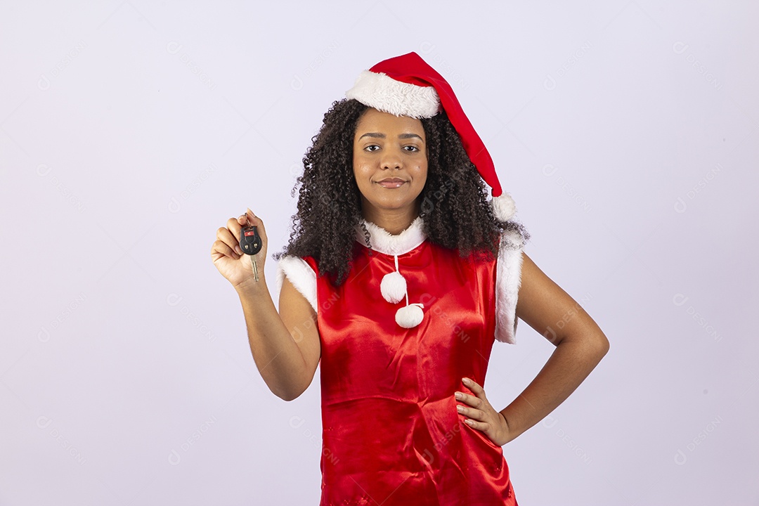 Linda mulher jovem usando fantasia de papai noel sobre fundo isolado