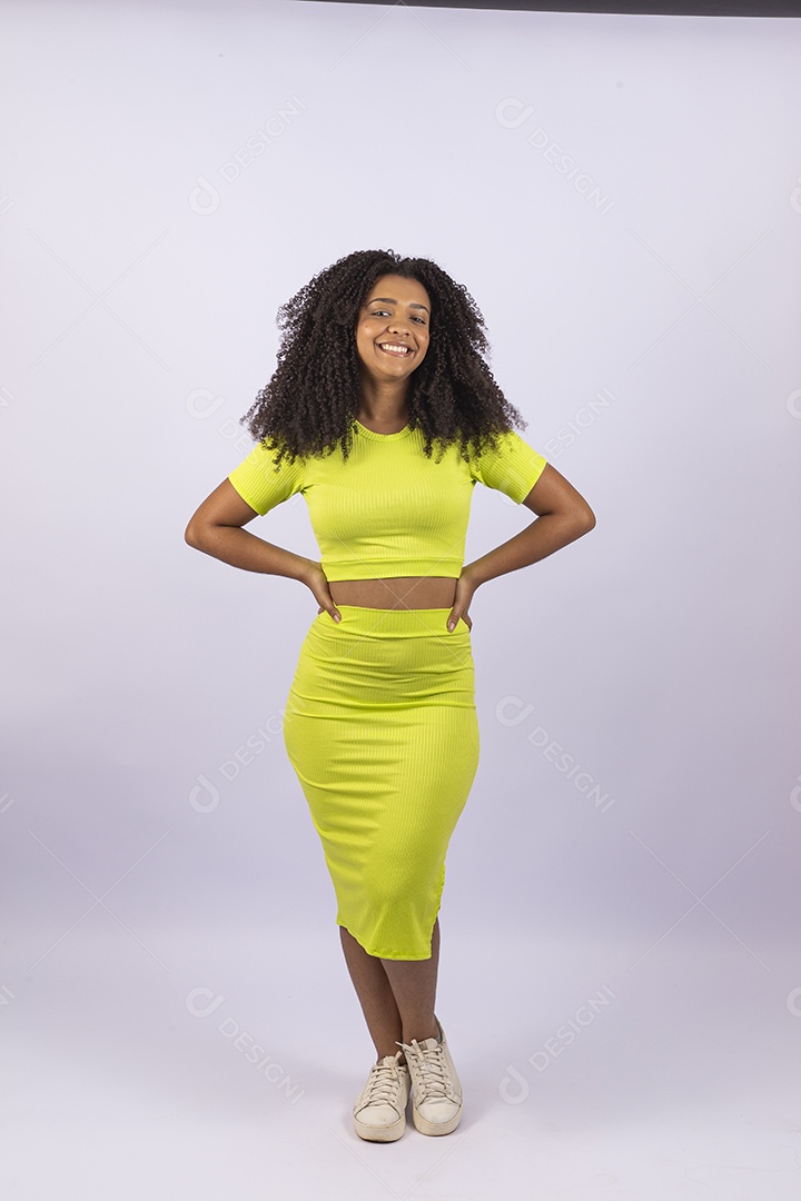 Linda mulher jovem usando vesitdo amarelo sobre fundo isolado