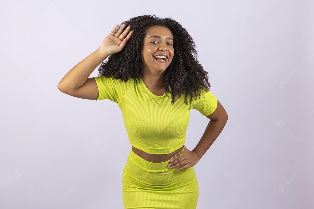 Linda mulher jovem usando vesitdo amarelo sobre fundo isolado