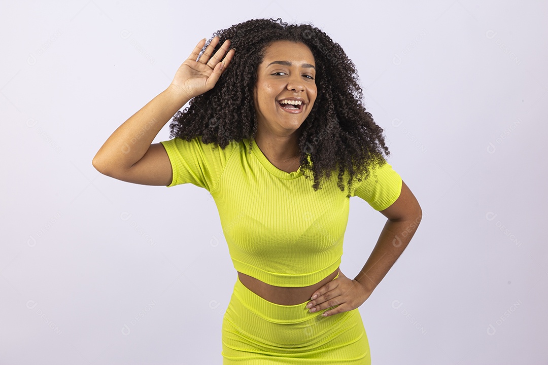 Linda mulher jovem usando vesitdo amarelo sobre fundo isolado