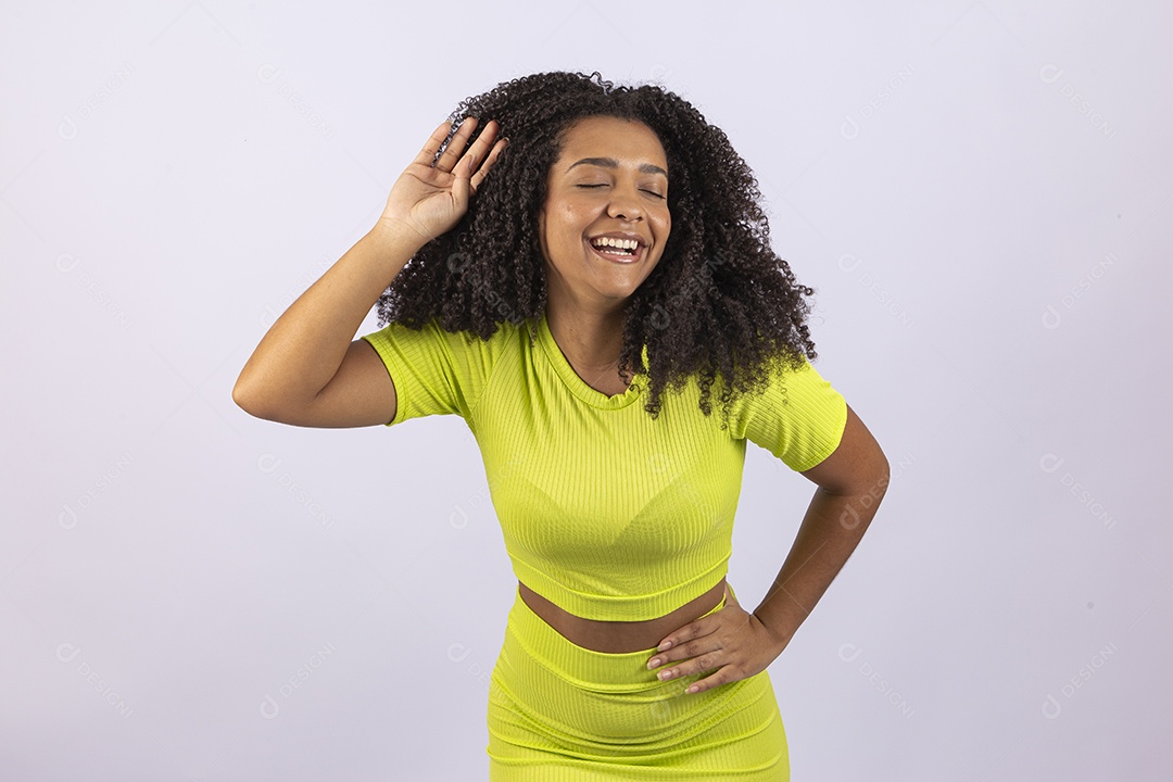 Linda mulher jovem usando vesitdo amarelo sobre fundo isolado