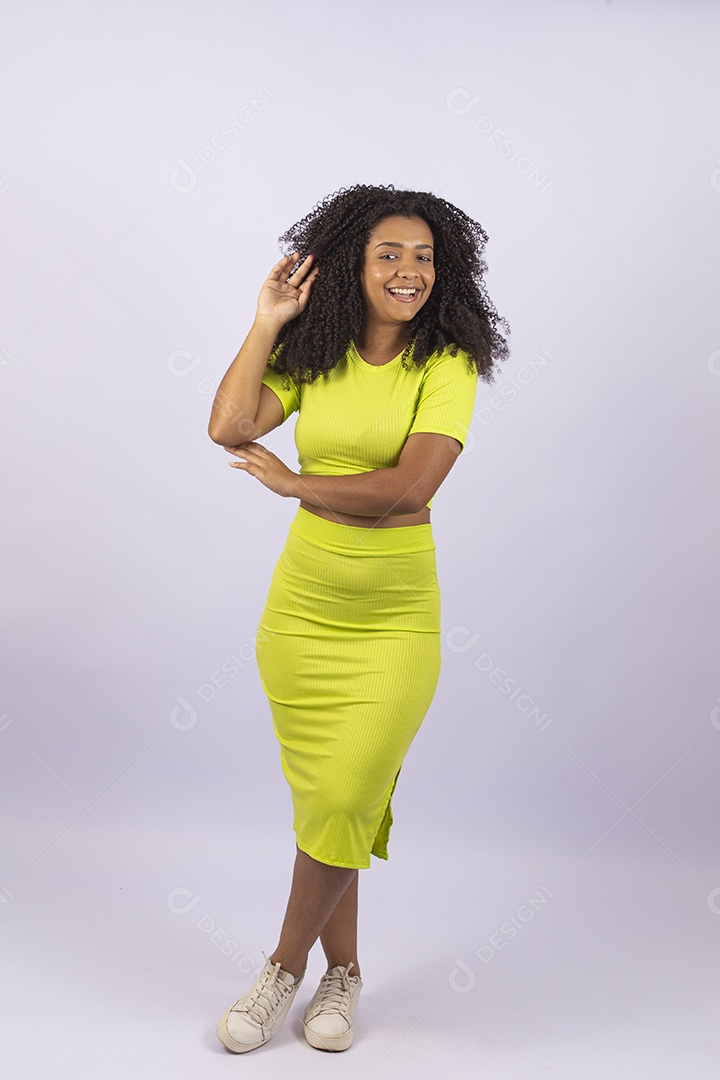 Linda mulher jovem usando vesitdo amarelo sobre fundo isolado