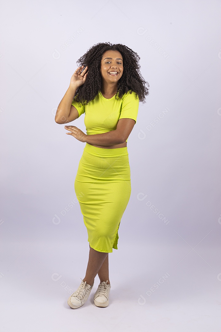 Linda mulher jovem usando vesitdo amarelo sobre fundo isolado