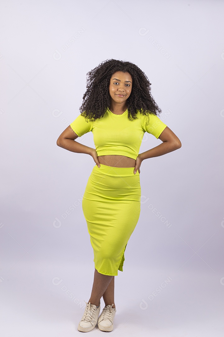 Linda mulher jovem usando vesitdo amarelo sobre fundo isolado