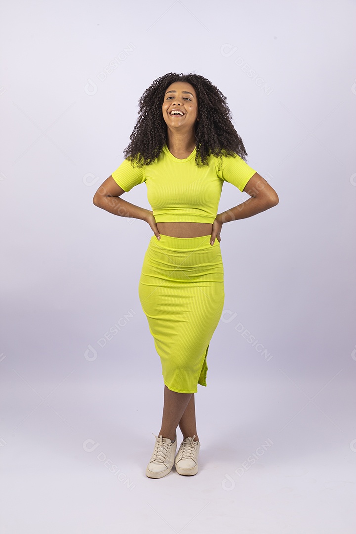 Linda mulher jovem sobre fundo isolado