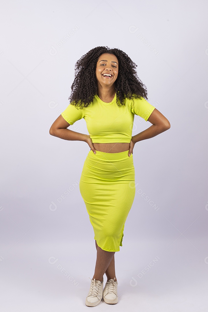 Linda mulher jovem usando vesitdo amarelo sobre fundo isolado