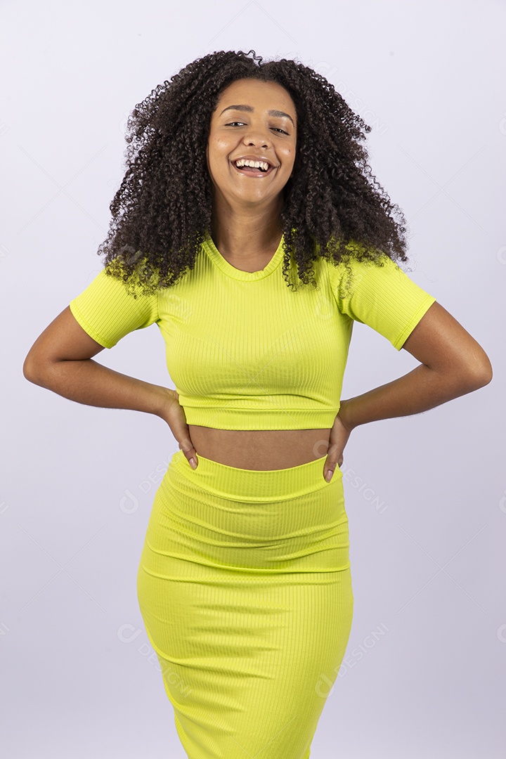 Linda mulher jovem usando vesitdo amarelo sobre fundo isolado